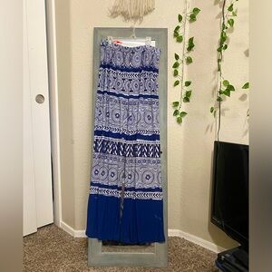 Blue and white patterned yoga pants